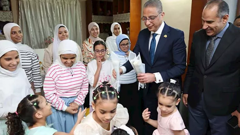 محافظ الجيزة يحتفل بعيد الأضحى مع فتيات مؤسسة الرعاية الاجتماعية بإمبابة