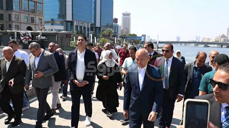 محافظ القاهرة يتفاعل مع المواطنين خلال احتفالات عيد الأضحى في ممشى أهل مصر