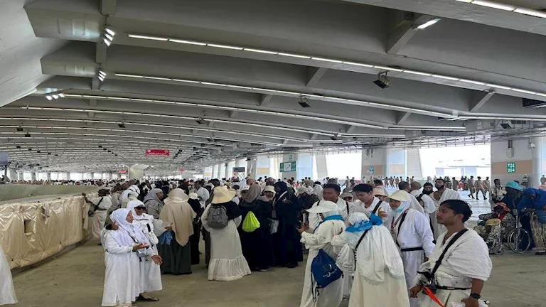 تنظيم فعال لتفويج الحجاج إلى الجمرات واستمرار الخدمات في مخيمات منى وفقًا لبعثة الحج السياحي