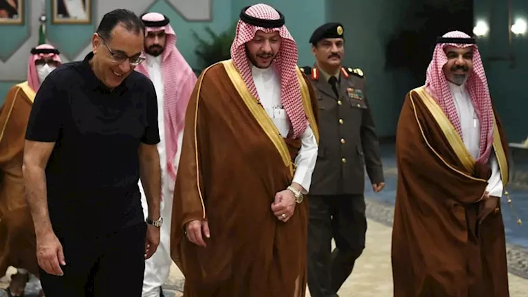 رئيس الحكومة يعود إلى مصر بعد زيارة المسجد النبوي بالمدينة المنورة