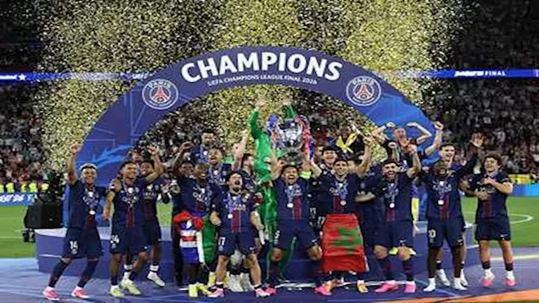 باريس سان جيرمان يحتفل بالتتويج بدوري الأبطال بحضور الخليفي وعلم المغرب