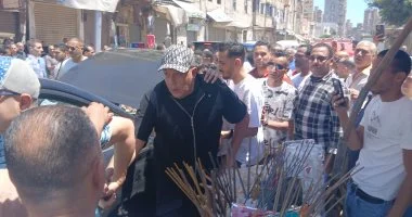 حمو بيكا يواجه انهيارًا عاطفيًا خلال تشييع جثمان والده في الإسكندرية