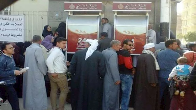 أديب يسلط الضوء على أزمة أجهزة الصراف الآلي وتأثيرها على العيدية والأضاحي والمواصلات في مصر