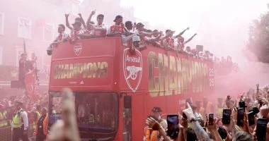 أرسنال يحتفل بلقب الدوري الإنجليزي بحافلة مكشوفة رغم خسارته في دوري الأبطال