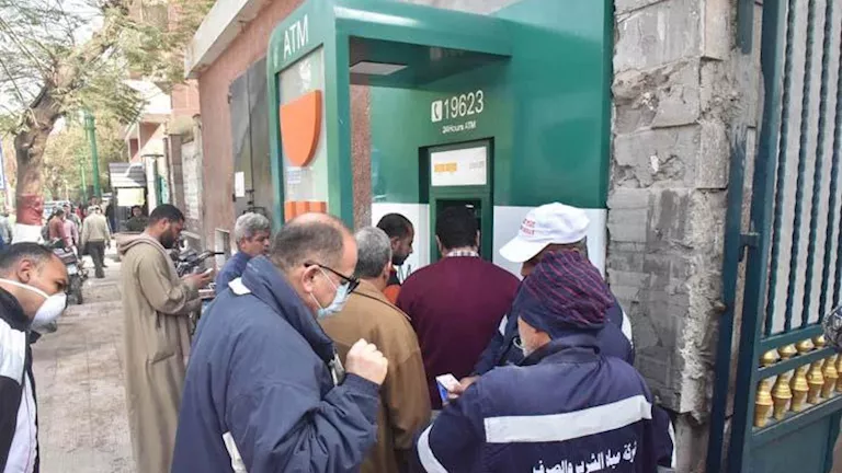 الحكومة المصرية تواجه أزمة نقص السيولة في ماكينات الصراف الآلي بالجيزة