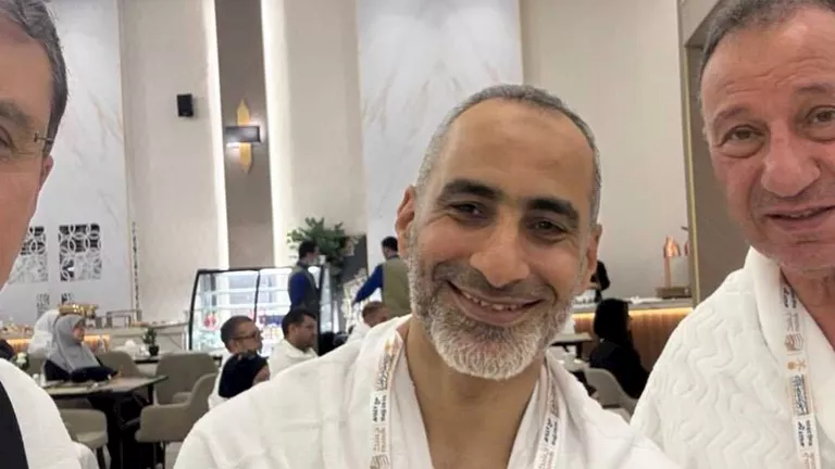 الخطيب يؤدي مناسك الحج