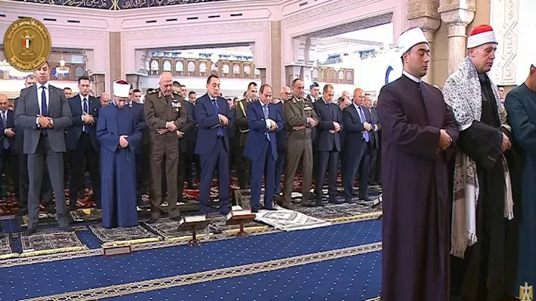 السيسي يتوجه إلى مسجد الرحمن الرحيم بالقاهرة لأداء صلاة عيد الأضحى