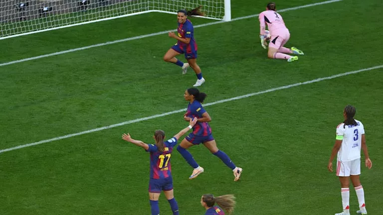 برشلونة سيدات تتوج بدوري أبطال أوروبا بعد الفوز على ليون 4-0
