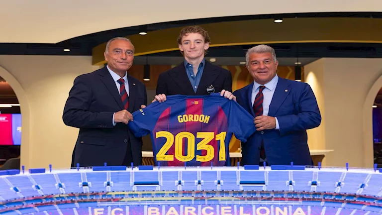 برشلونة يتعاقد مع جوردون نجم نيوكاسل حتى عام 2031