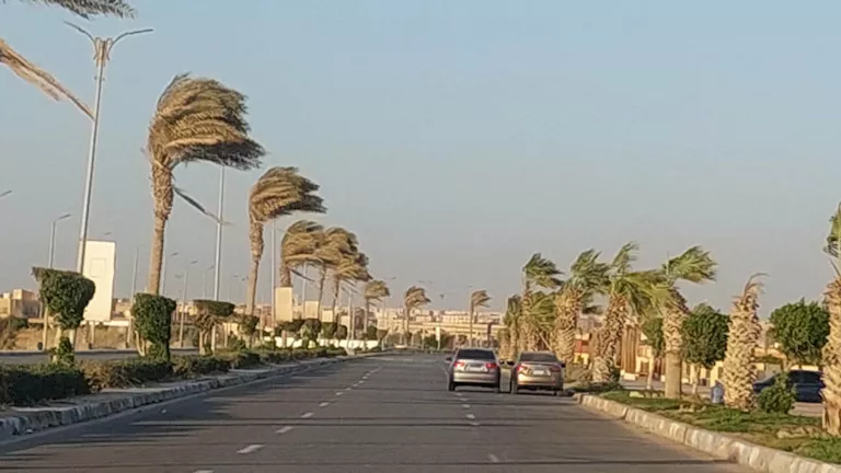 تحذيرات جديدة من الحكومة بشأن الطقس: ارتفاع درجات الحرارة مع رياح وأمطار في مناطق محددة