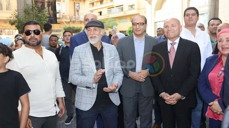 توافد حشود جماهيرية على “شارع الفن” في وسط القاهرة بحضور المحافظ