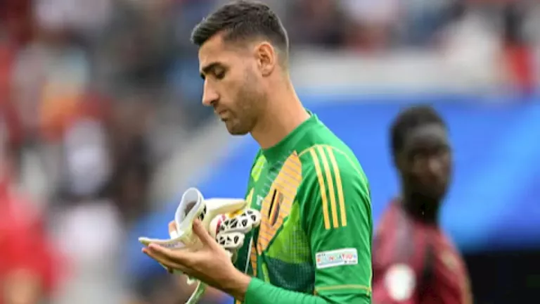 حارس رايو فايكانو يوقف مباراة نهائي الدوري الأوروبي بسبب مشجع في المدرجات