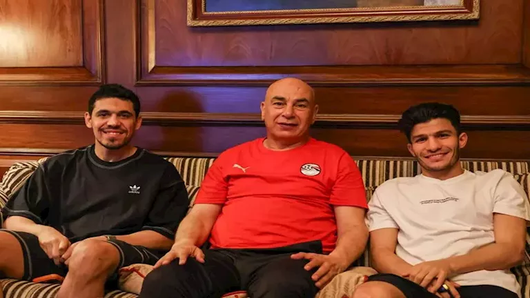 حسام حسن يستقبل إسلام عيسى ومحمد حمدي في معسكر المنتخب