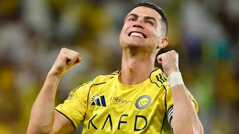 رونالدو يصلي مع اللاعبين قبل مباراة ضمك