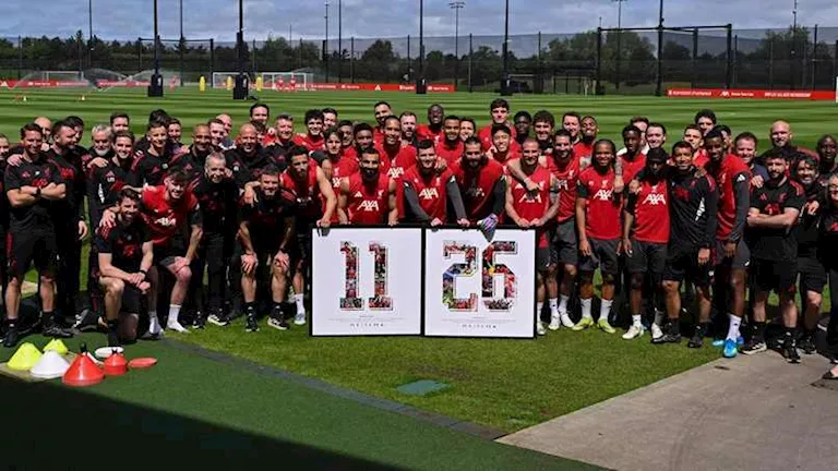 ليفربول يكرم محمد صلاح وروبرتسون في المران الأخير