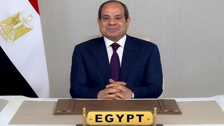 السيسي يتناول الإفطار مع قادة الجيش والإعلاميين بعد صلاة العيد