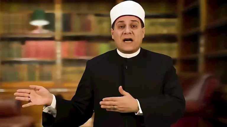مظهر شاهين يحذر من ظاهرة تصوير الجنازات والمناسبات الرسمية في مصر