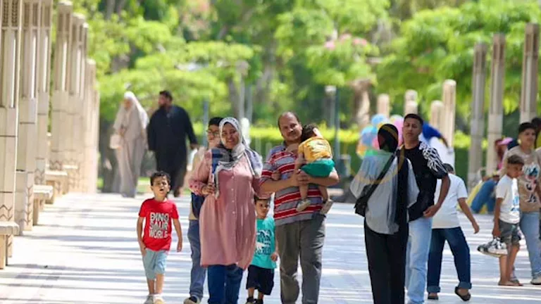 مواطنو مصر يحتفلون بعيد الأضحى في حديقة الأزهر وسط أجواء مفعمة بالحيوية