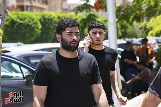 الصدمة على وجوه المشيعين الصدمة على وجوه المشيعين