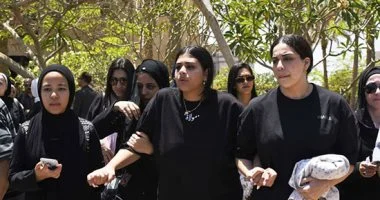 وصول جثمان سهام جلال إلى مسجد حسن الشربتلي استعدادًا لصلاة الجنازة