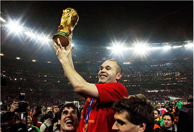 إنييستا يرفع كأس العالم 
