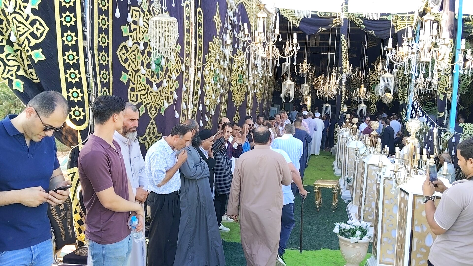 محافظ البحيرة ونقيب الفنانين يشاركون في عزاء الفنان عبد العزيز مخيون بالبحيرة (2) محافظ البحيرة ونقيب الفنانين يشاركون في عزاء الفنان عبد العزيز مخيون بالبحيرة (2)