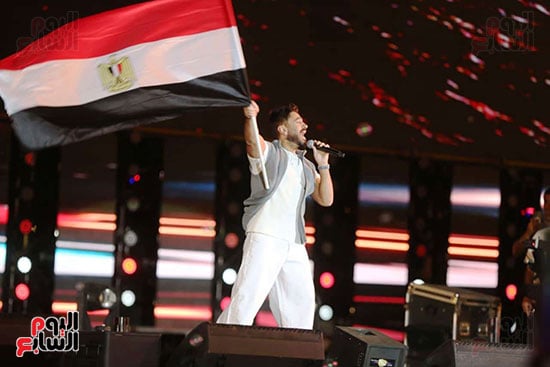 تامر حسني يرفع علم مصر (2)