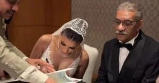 توقيع العروسة على عقد الزواج توقيع العروسة على عقد الزواج