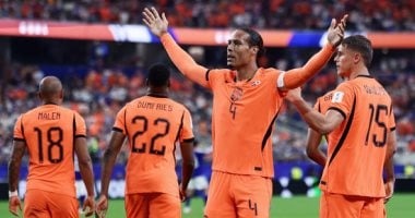 هولندا تتقدم على اليابان 1-0 برأسية فان دايك