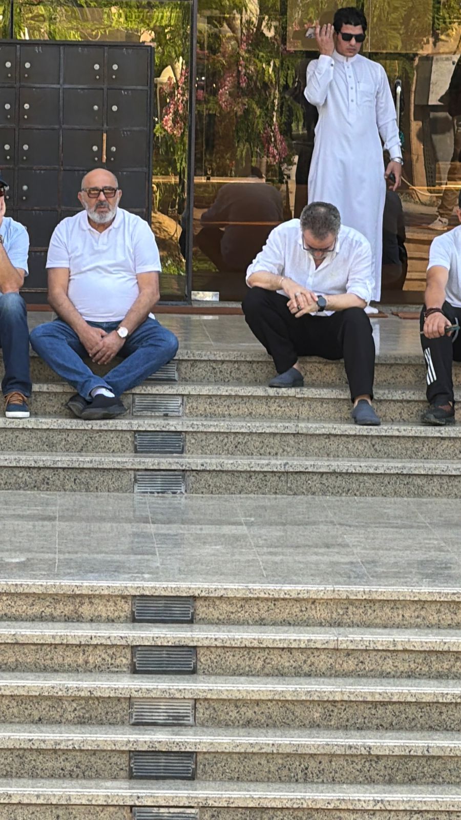 الحزن يسيطر على الوجوه في جنازة محمد مرزبان