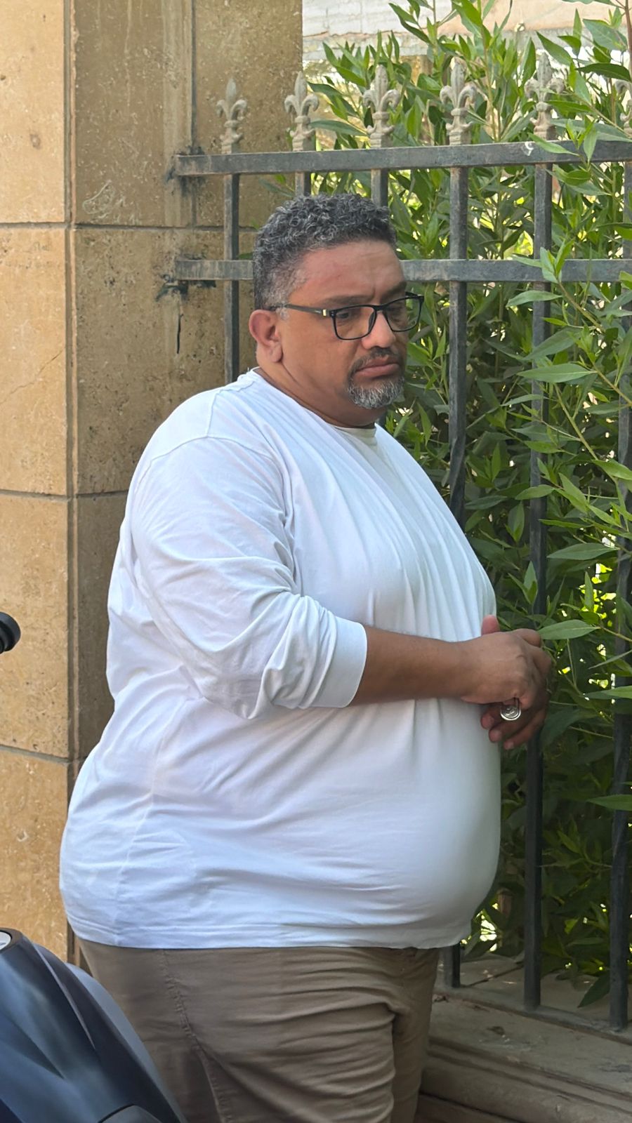 الحزن يسيطر على الوجوه في جنازة محمد مرزبان