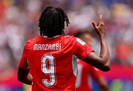 مانزامبي صاحب الهدف الأول لمنتخب سويسرا مانزامبي صاحب الهدف الأول لمنتخب سويسرا