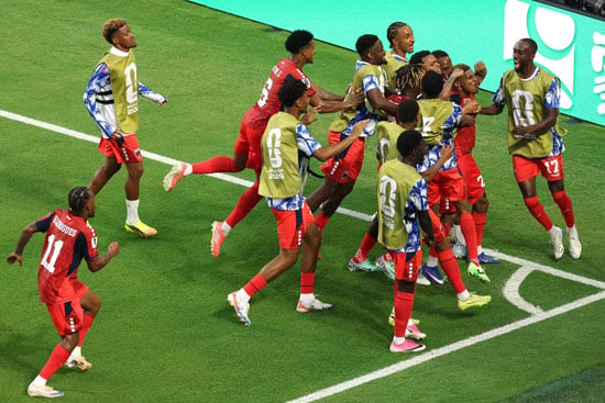 احتفال هيليو فاريلا ولاعبى منتخب الرأس الأخضر احتفال هيليو فاريلا ولاعبى منتخب الرأس الأخضر