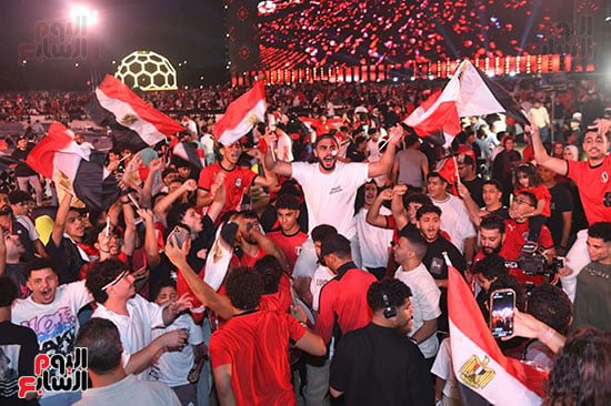 الجماهير المصريةتشاهد المنتخب خلال أكبر شاشة عرض في العالم الجماهير المصريةتشاهد المنتخب خلال أكبر شاشة عرض في العالم