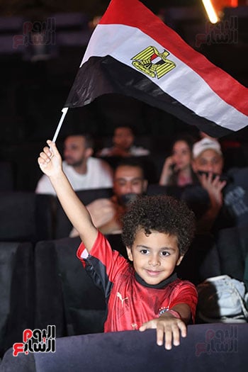 طفل يحمل علم مصر طفل يحمل علم مصر