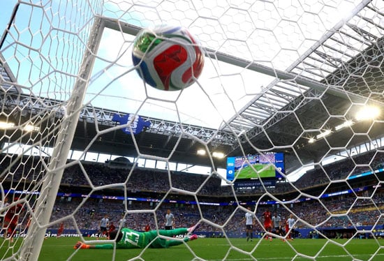 كرة كيفن بينا تسكن شباك منتخب أوروجواى كرة كيفن بينا تسكن شباك منتخب أوروجواى