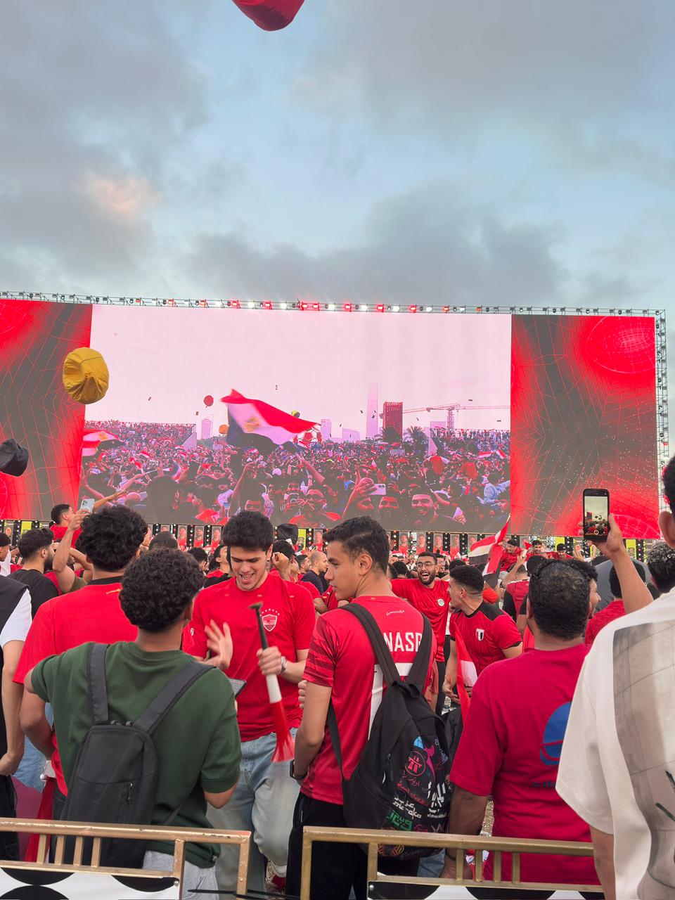 احتفالات الجماهير بفوز المنتخب في مباراة مصر ونيوزيلندا احتفالات الجماهير بفوز المنتخب في مباراة مصر ونيوزيلندا