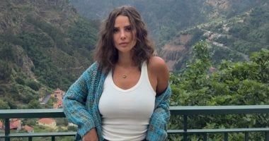 إيمان العاصي تستعد لجولة أوروبية صيفية مع ابنتها بعد تأجيل مسلسلها