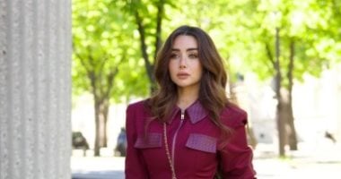 هنا الزاهد تتألق بإطلالة بالأحمر الداكن