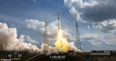 SpaceX تطلق 24 قمرًا صناعيًا للإنترنت في أول عملية إطلاق لها كشركة عامة