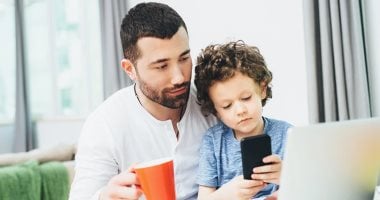 بريطانيا تعتزم حظر منصات التواصل الاجتماعي الضارة للأطفال تحت 16 عامًا