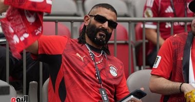 أحمد سعد يحتفل بفوز المنتخب على نيوزيلندا بالطربوش