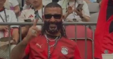 أحمد سعد يشجع المنتخب المصري في مواجهة نيوزيلندا من الملعب
