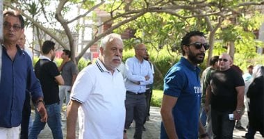 أشرف زكي وسلوى محمد علي في مسجد حسن الشربتلي لجنازة محمد مرزبان