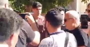 أشرف زكي يشارك في جنازة الفنان عبد العزيز مخيون