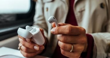 إعادة تشغيل سماعات AirPods: الدليل والإشارات اللازمة لذلك