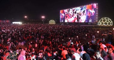 الجماهير تحتفل بارتداء تيشيرتات المنتخب ورفع علم مصر في EFZ بالعاصمة الجديدة