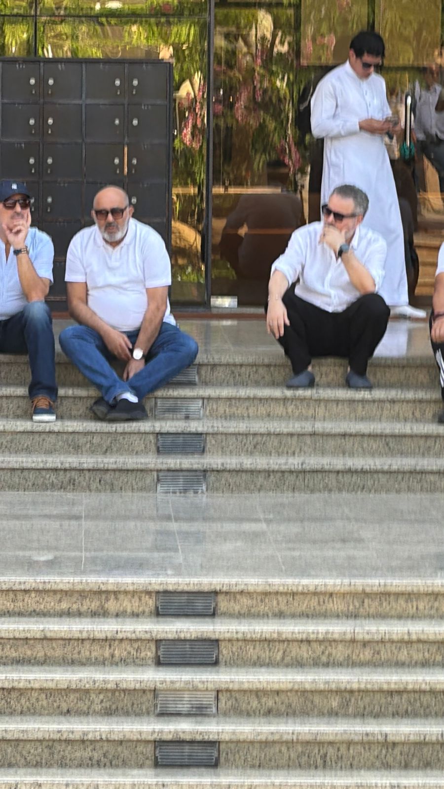 الحزن يسيطر على الوجوه في جنازة محمد مرزبان