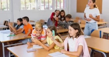 بولندا تقترب من تنفيذ حظر الهواتف الذكية في المدارس لمواجهة إدمان الشاشات