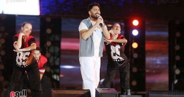 تامر حسني يحيي حفلاً في العاصمة الجديدة ويؤدي “حلوة يا بلدي” مرتين